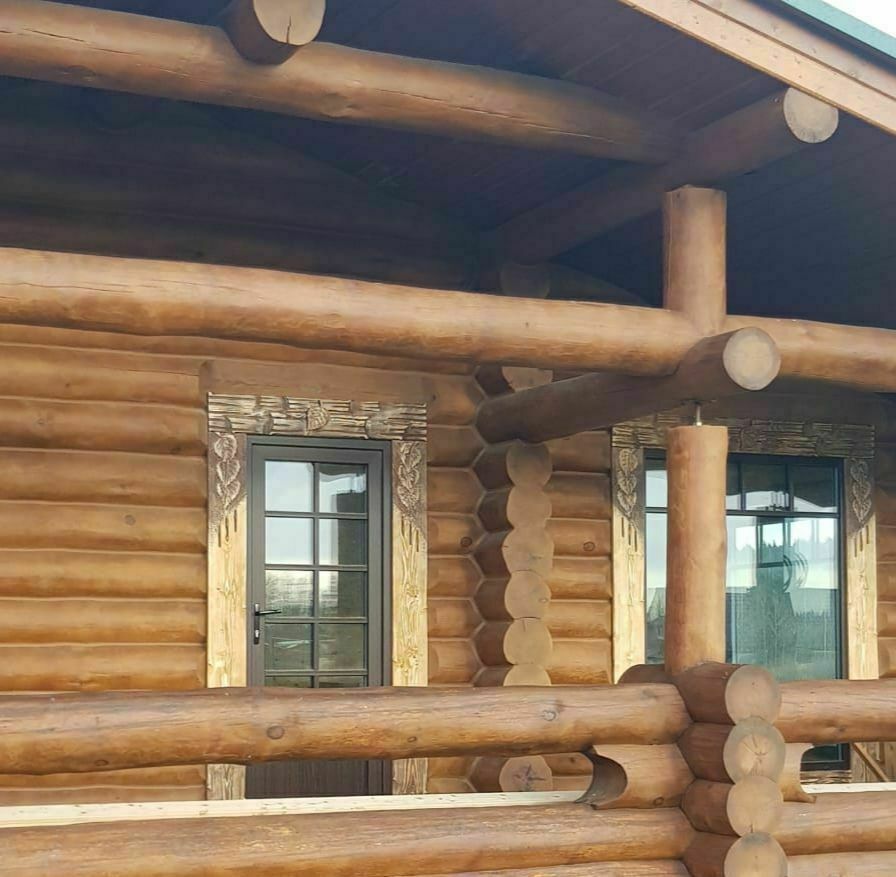 резные наличники из дерева на бревне